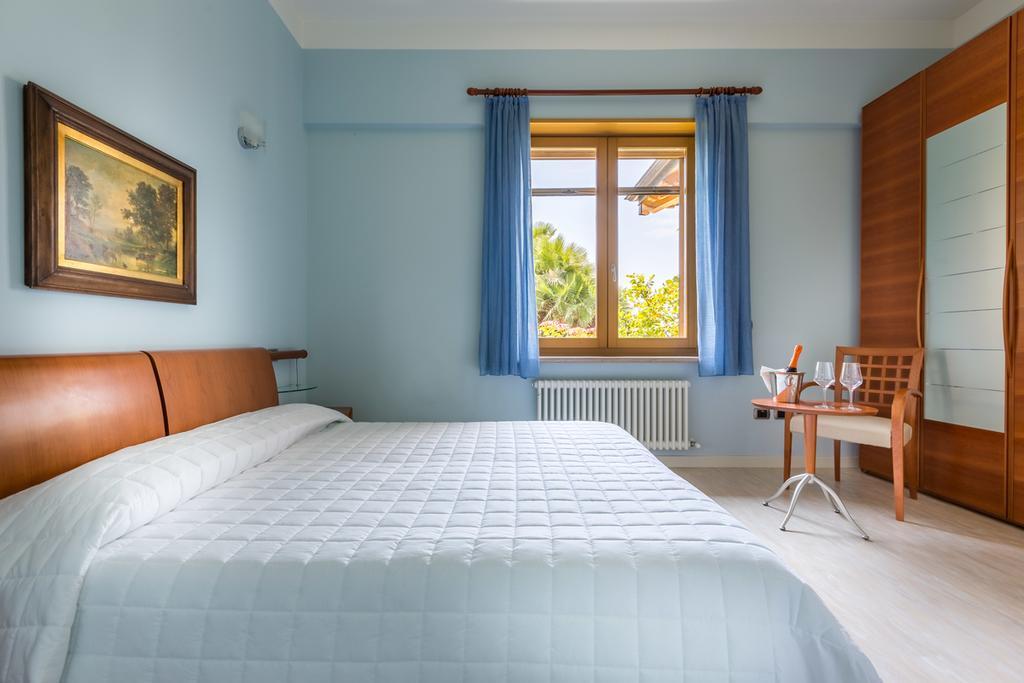 ティニャーレ Torre Degli Ulivi Bed & Breakfast エクステリア 写真